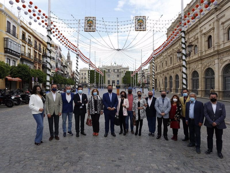 Los artistas que participarán en el concierto junto al Delegado de Fiestas Mayores del Ayuntamiento de Sevilla en la Plaza de San Francisco.