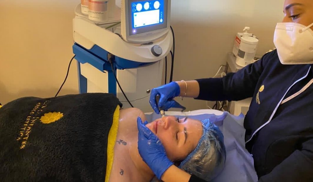 Tratamiento facial en Clínica Infantes, ubicada en la Avenida Salamanca de Bormujos.