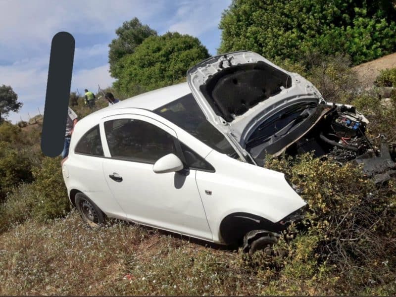 Coche accidentado. Imágenes de Bomberos del Aljarafe.