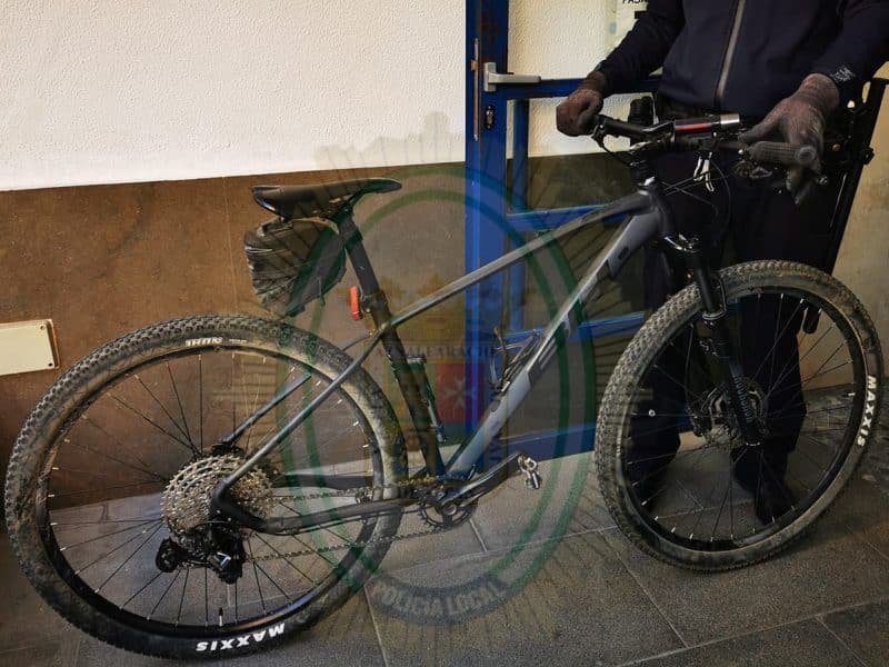 Imagen de un Policía Local de San Juan sosteniendo la bicicleta robada. Imagen de la Policía Local de San Juan.