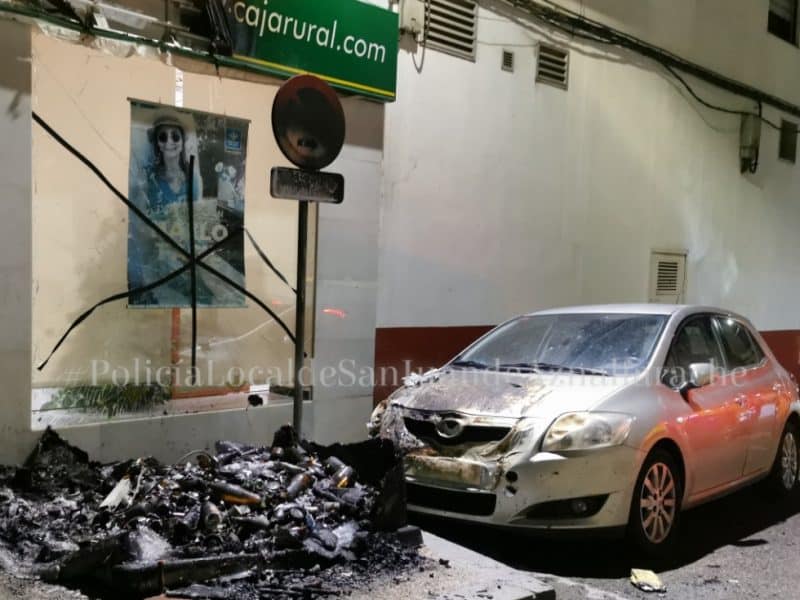 Imagen del contendor de vidrio calcinado y los desperfectos de alrededor. Imagen de la Policía Local de San Juan.