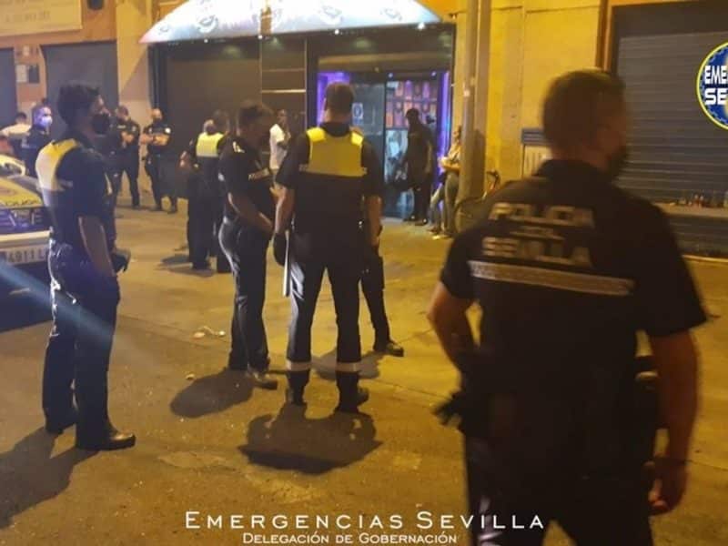 Agentes de la Policía Local llevan a cabo varios desalojos en bares por incumplir medidas Covid.