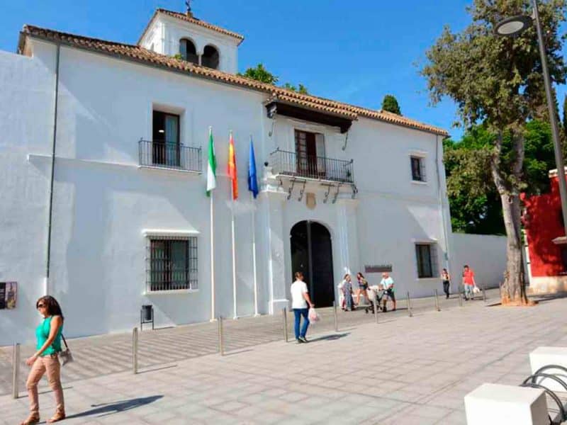 Fachada del Ayuntamiento de Tomares