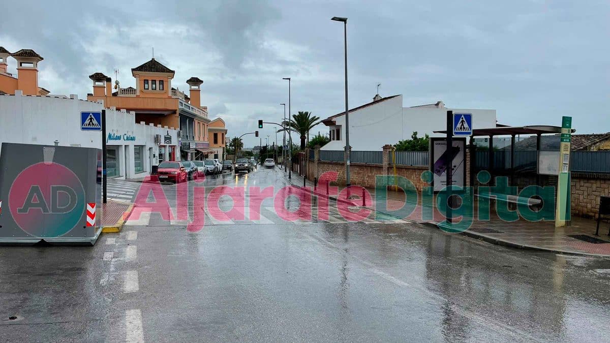 Imagen de la calle Colón con lluvias en Gines / Clara Fajardo