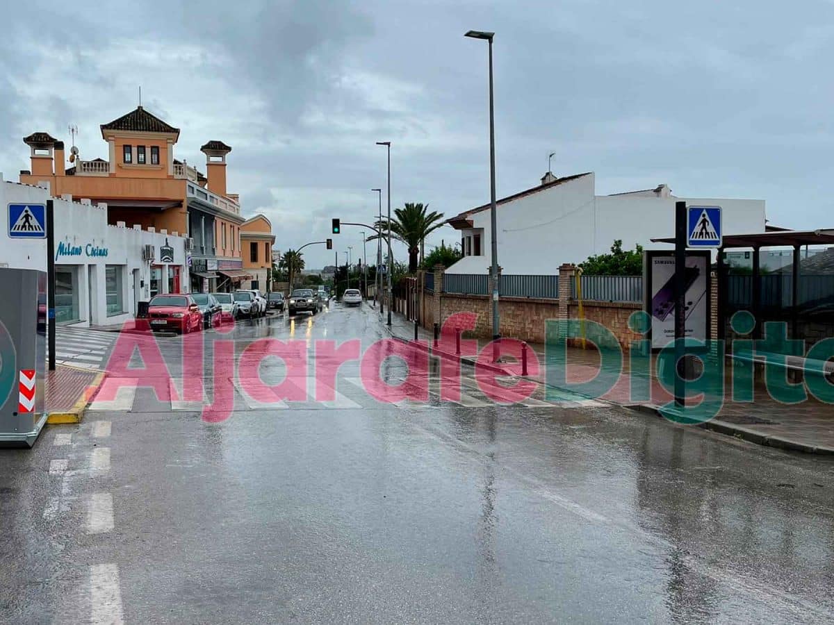 Imagen de la calle Colón con lluvias en Gines / Clara Fajardo