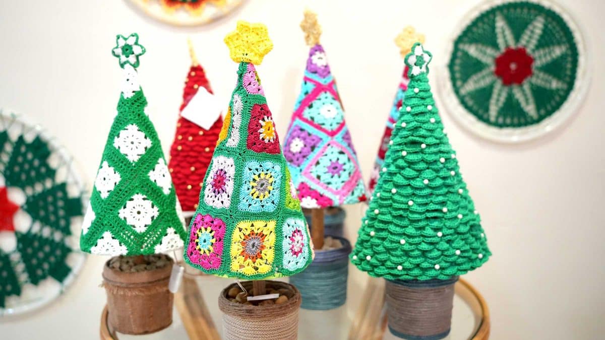 Árboles de Navidad tejidos por las vecinas de Bollullos