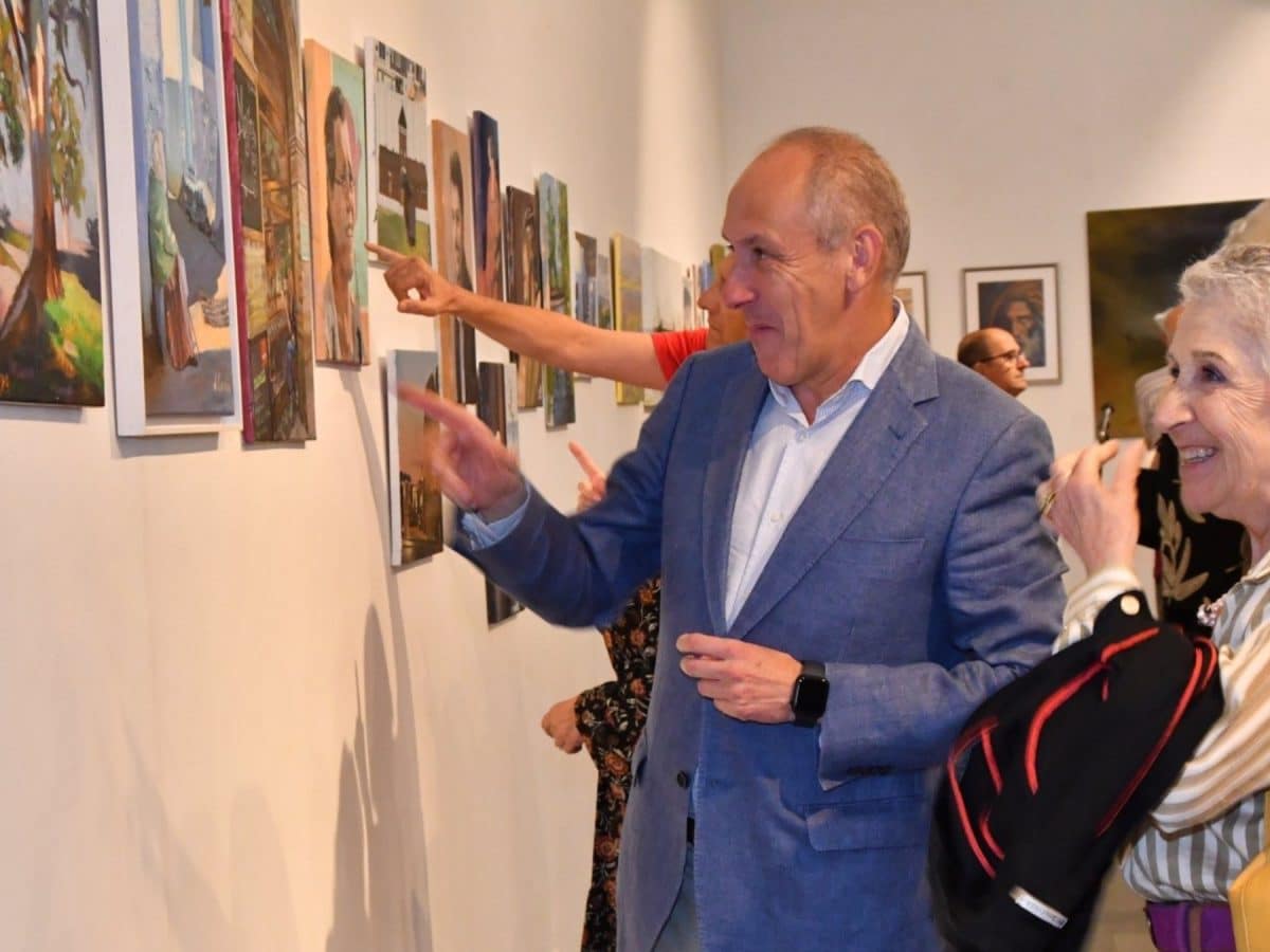 El alcalde de Tomares, José María Soriano, en la exposición de los talleres municipales de cultura. - AYTO. DE TOMARES