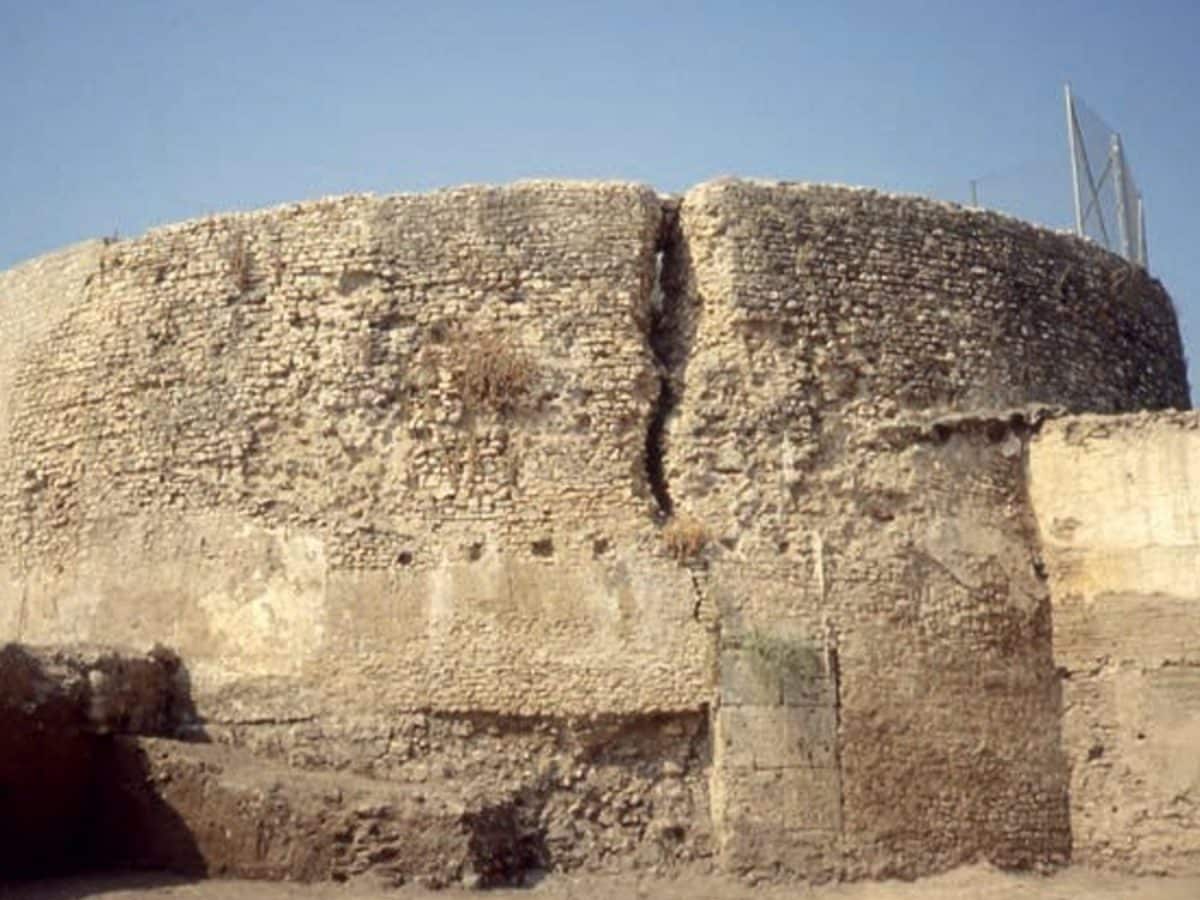 Imagen del muro absidal junto al antiguo teatro romano de Itálica - AJS/CEDIDA