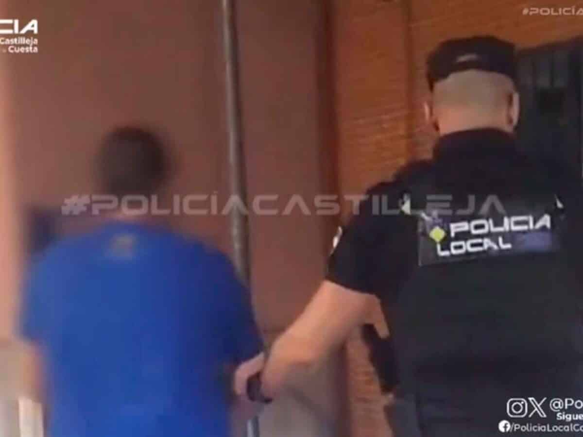 Un agente de la Policía Local de Castilleja, con el detenido por un presunto delito de violencia de género. - POLICÍA LOCAL DE CASTILLEJA