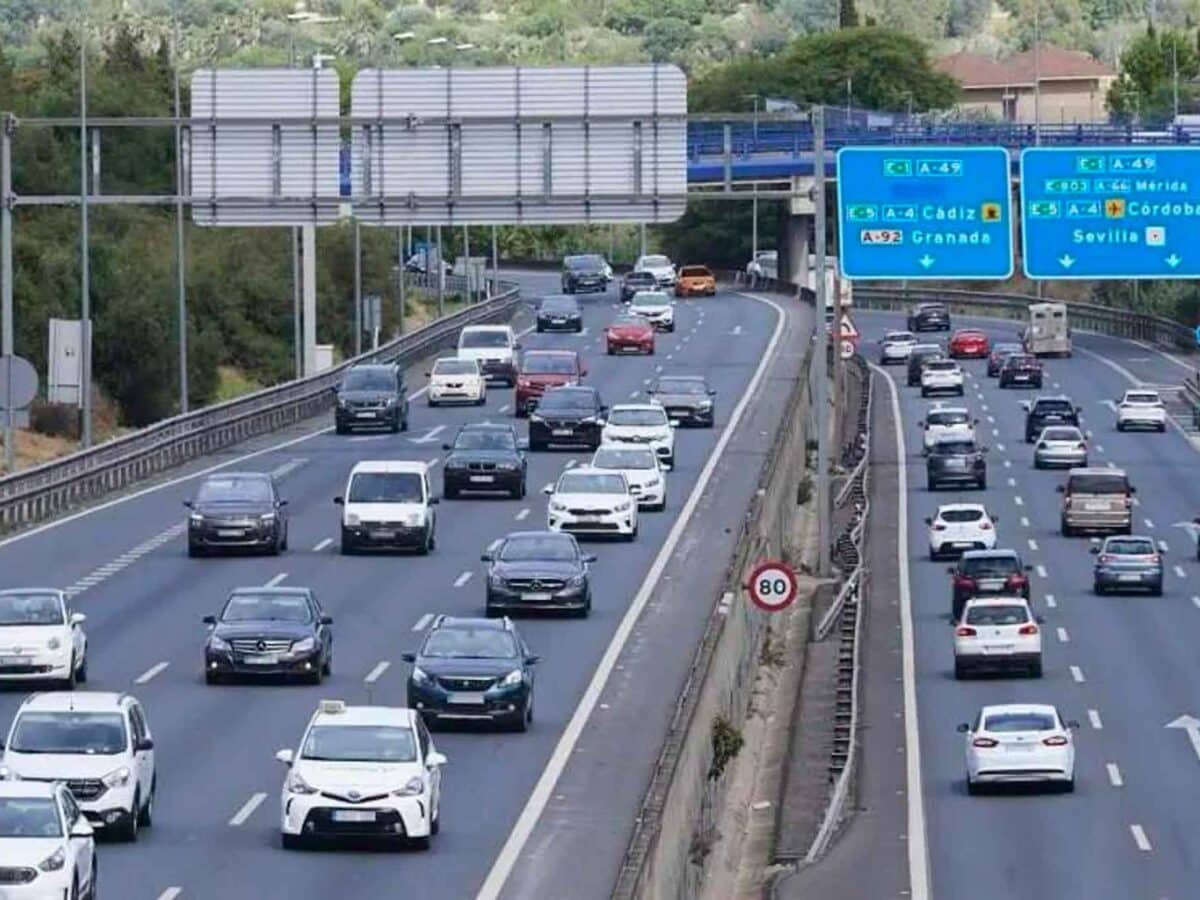 Carretera A-49 a su paso por Tomares