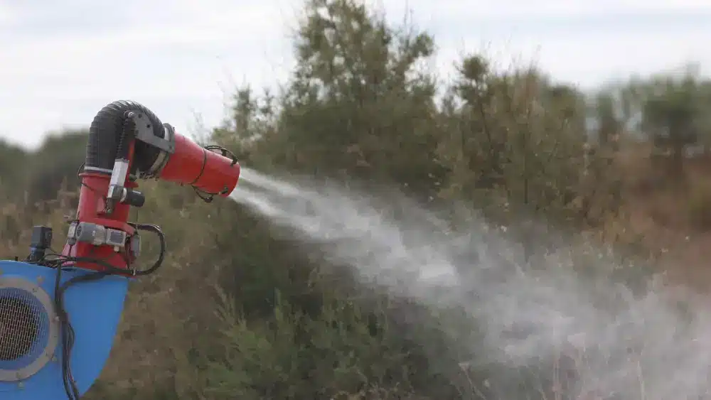 Un pick up nebulizador interviene en la campaña para el tratamiento contra los mosquitos que propagan el Virus del Nilo Occidental - Rocío Ruz - Europa Press