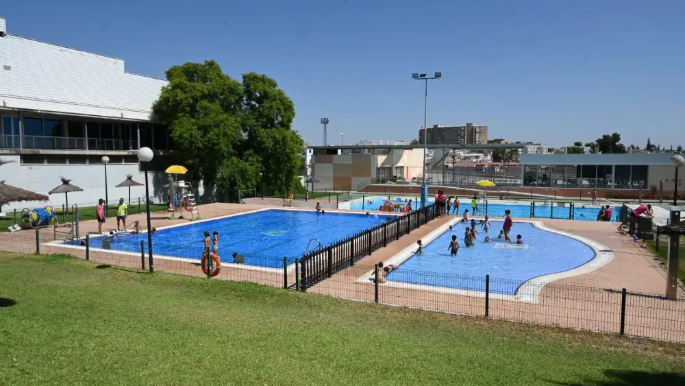 Piscina municipal de Tomares. AD