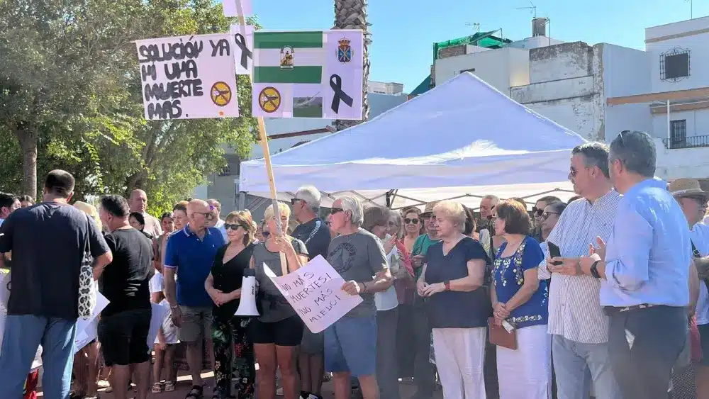 Concentración de los vecinos de La Puebla del Río (Sevilla) en protesta por el virus del Nilo. - EUROPA PRESS