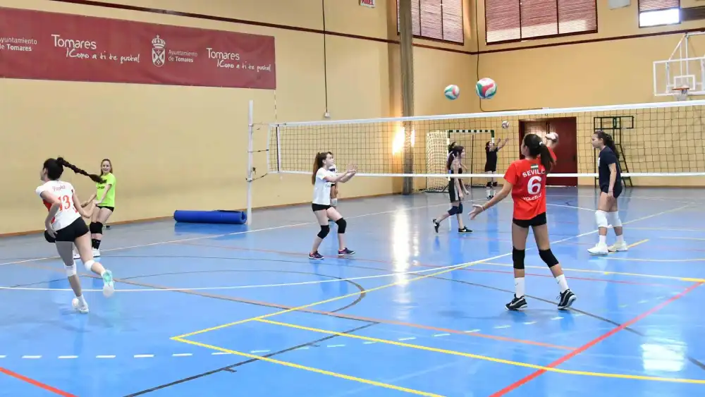 Archivo - Participantes en la escuela deportiva municipal centrada en el voleibol. - AYTO. DE TOMARES - Archivo