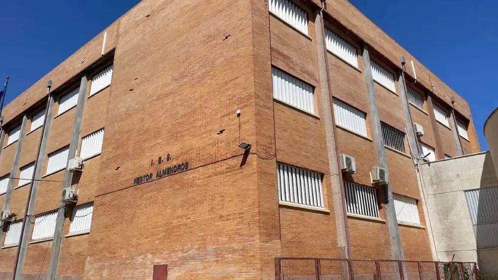 Imagen de recurso de la fachada del IES Néstor Almendros de Tomares. - ADELANTE ANDALUCÍA