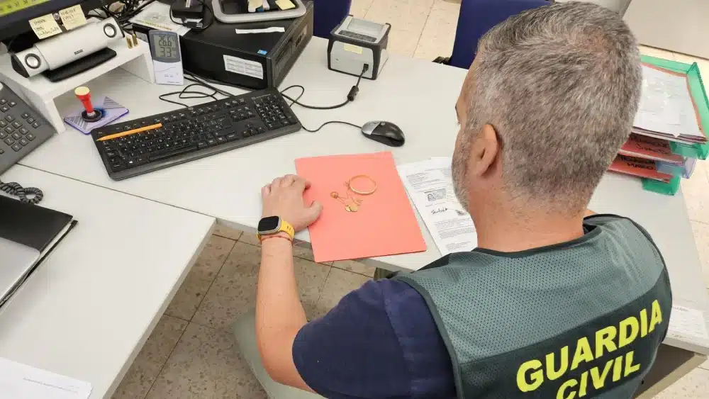 Archivo - Agente de la Guardia Civil en labores de investigación - GUARDIA CIVIL - Archivo