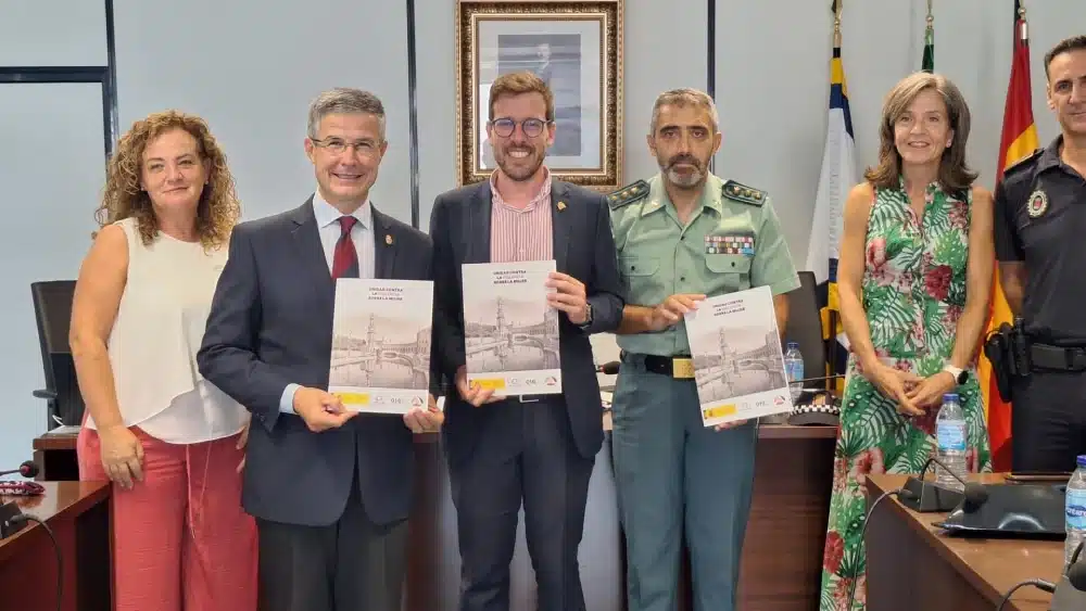 El subdelegado del Gobierno, en el centro, junto con el alcalde de Valencina y un alto cargo de la Guardia Civil tras la firma del convenio de colaboración para la adhesión al sistema VioGén. - SUBDELEGACIÓN DEL GOBIERNO