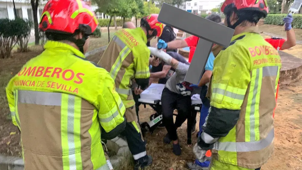 Varón atrapado en una verja en Santiponce. SPEIS Aljarafe