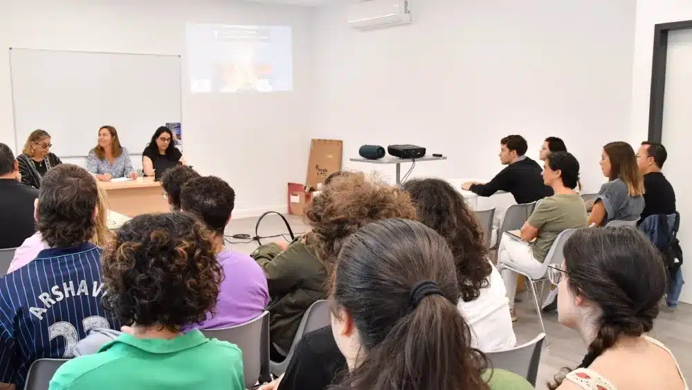 La concejala de Igualdad en la inauguración de la jornada formativa por la conciliación, la corresponsabilidad y los cuidados. - AYTO.DE TOMARES