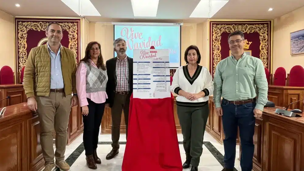 De izquierda a derecha: José Garzón, representante de la Asociación de Comerciantes El Zoco de Coria del Río; María José Lora, delegada de Festejos; Modesto González, alcalde; María José Cantón, delegada de Bienestar Social; y Victoriano Cancelo, delegado de Cultura