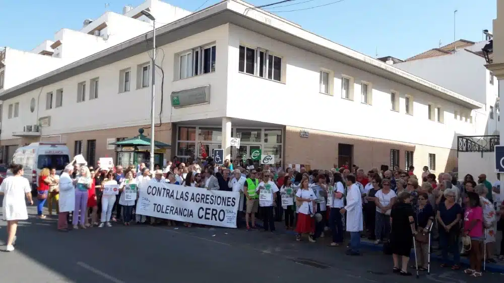 Archivo - Imagen de archivo de una concentración de rechazo a las agresiones a profesionales de la sanidad - SATSE - Archivo