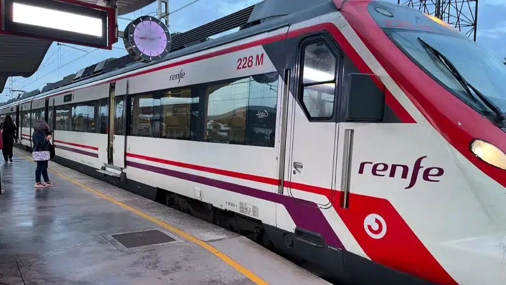 Archivo - Imagen de archivo de un tren de Cercanías - RENFE - Archivo