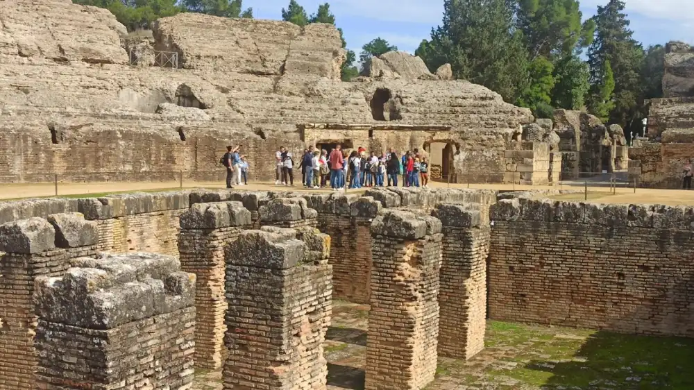 Visitantes en el anfiteatro de Itálica este último fin de semana - FERNANDO BARROSO/EUROPA PRESS