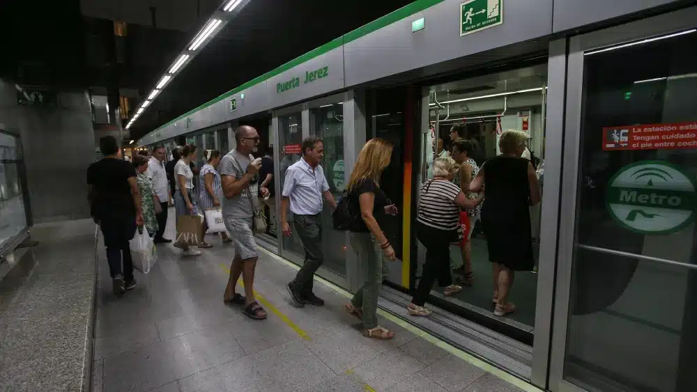 Archivo - Viajeros en el metro de Sevilla. (Imagen de archivo) - MANUEL OLMEDO/CONSEJERÍA DE FOMENTO - Archivo