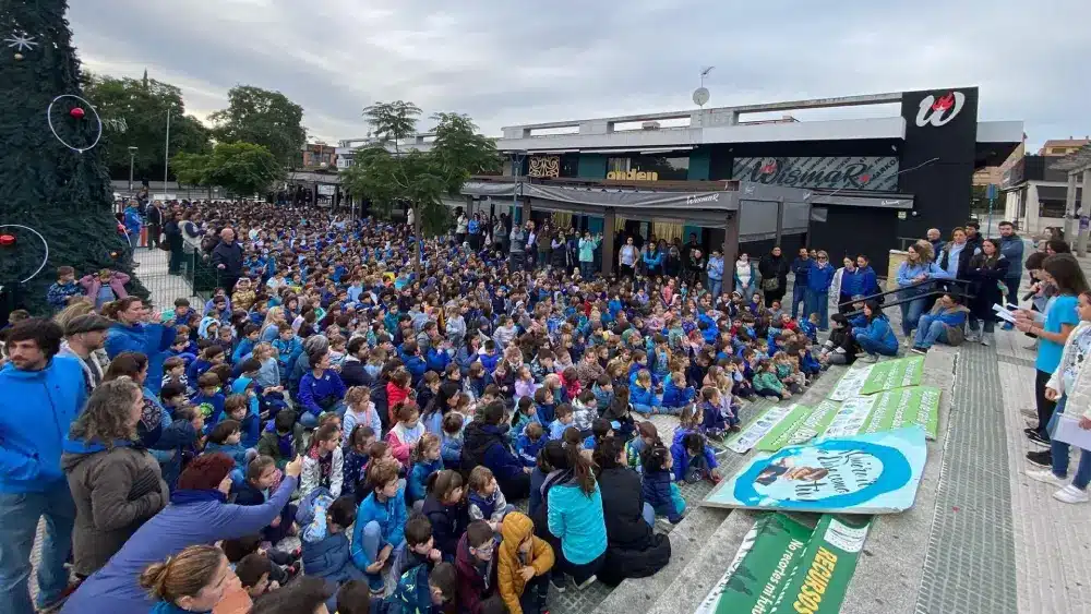 Imagen de la "sentada" del alumnado del Colegio Aljarafe en la plaza Cavaleri de Mairena - COLEGIO ALJARAFE