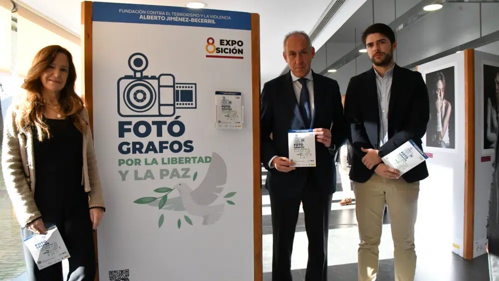 Teresa Jiménez Becerril y José María Soriano en la presentación de la VIII Edición «Fotógrafos por la Libertad y la Paz» en Tomares