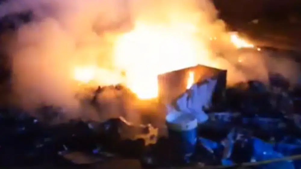 Montañas de basura y escombros ardiendo en el punto limpio de Camas.