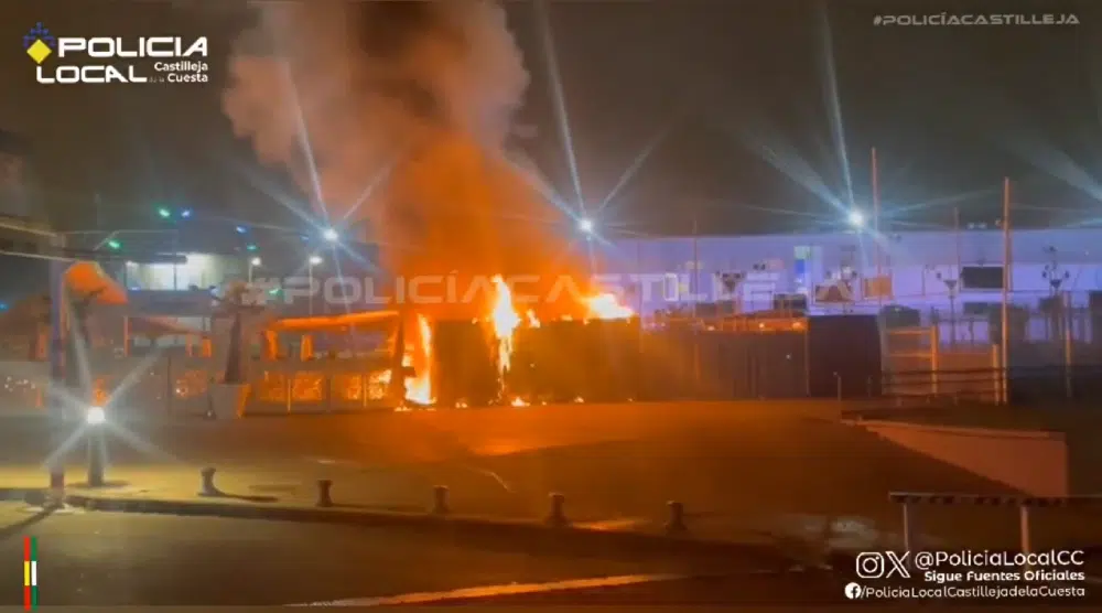 Incendio en la terraza del bar Zumbao del centro comercial Airesur