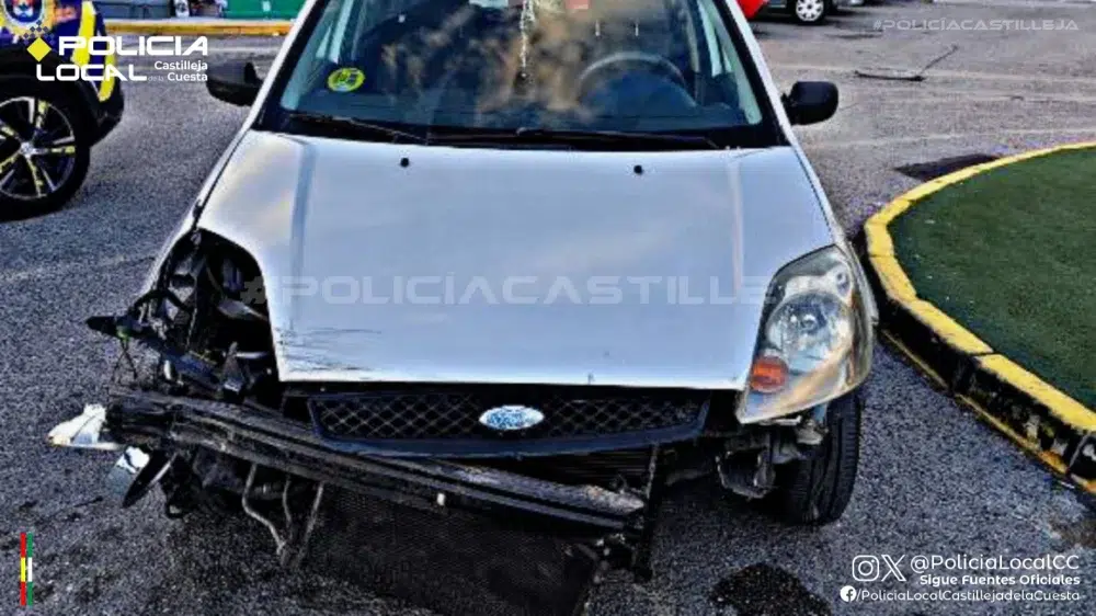 Coche siniestrado en el accidente entre dos vehículos en la A-8063 en Castilleja de la Cuesta