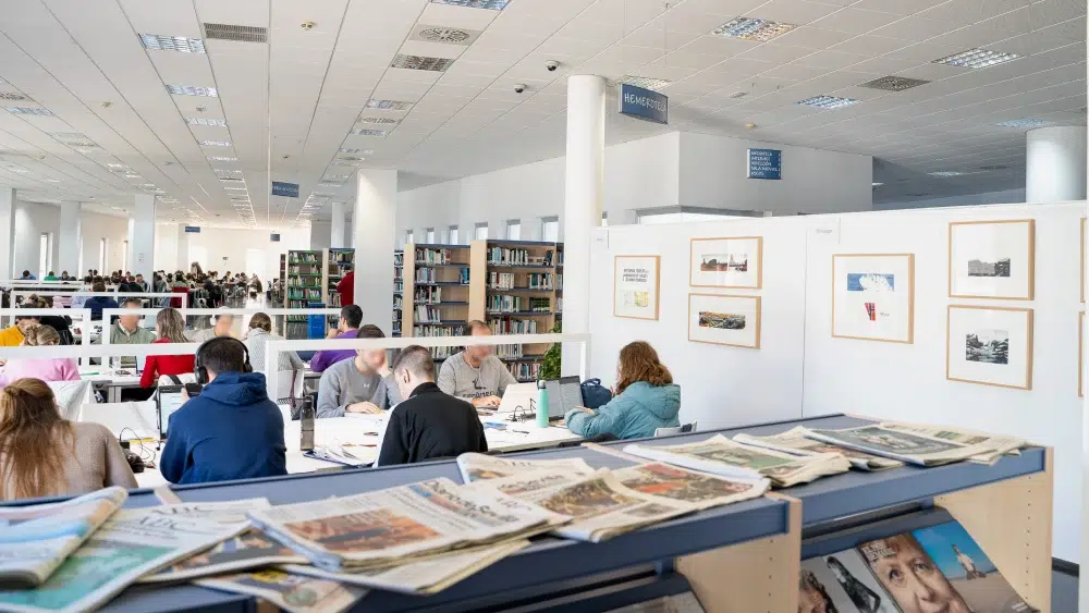 Imagen del interior de la Biblioteca José Saramago.