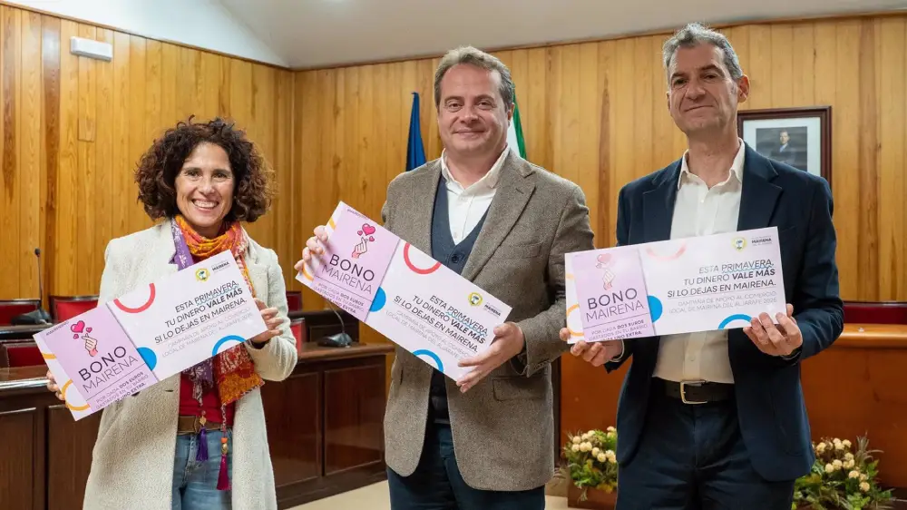 El alcalde de Mairena, en el centro, en la presentación del bono al comercio local, junto a la delegada de Desarrollo Económico y el presidente de AEMA - Ayuntamiento de Mairena del Aljarafe