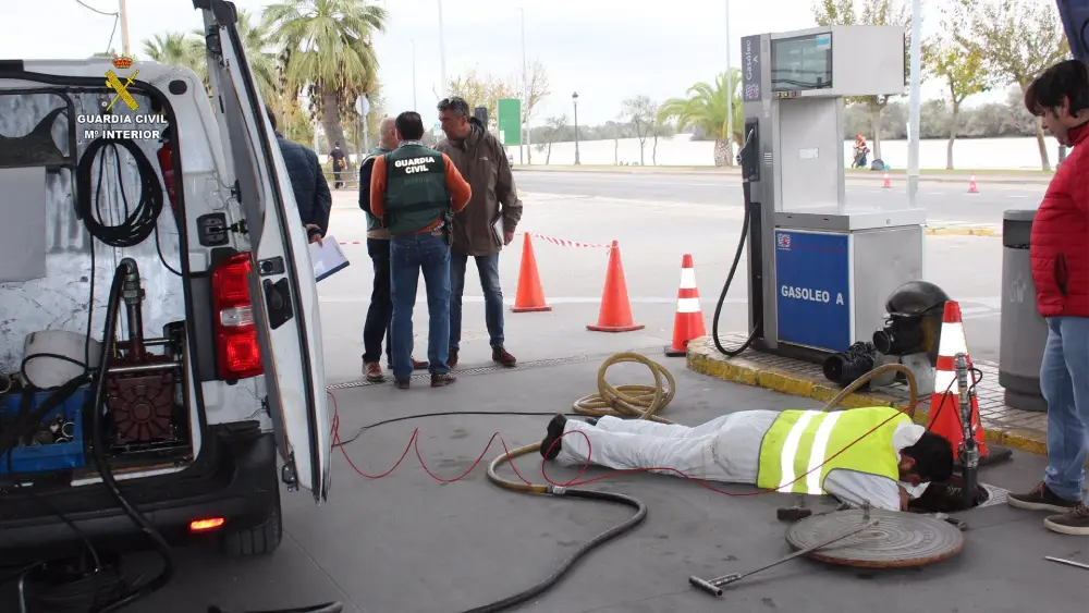 Investigación de la Guardia Civil en la gasolinera de Coria del Río investigada en la causa durante los primeros momentos de las diligencias - Guardia Civil