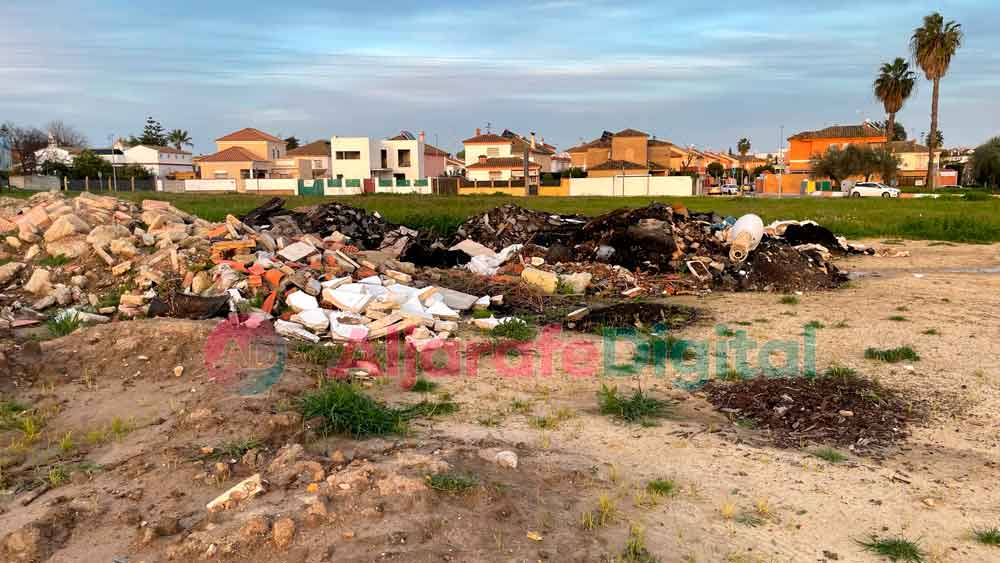 Imagen de la escombrera ilegal repleta de basura en un campo de Valencina / C. Fajardo