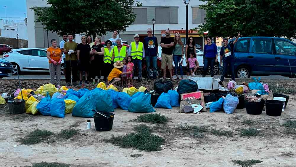 Imagen del grupo de voluntarios que cada mes pone en acción la limpieza ciudadana en Sanlúcar / AD